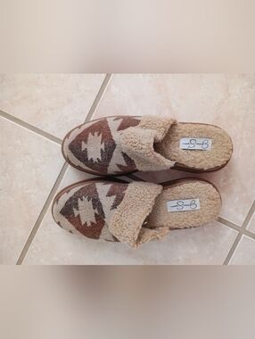 Jessica Simpson Beige and Brown Aztec Sherpa Slip-On Slippers 9W